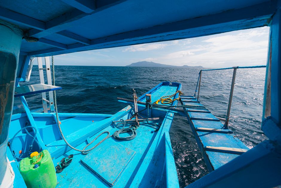 Bateau en pleine mer avec une île au loin